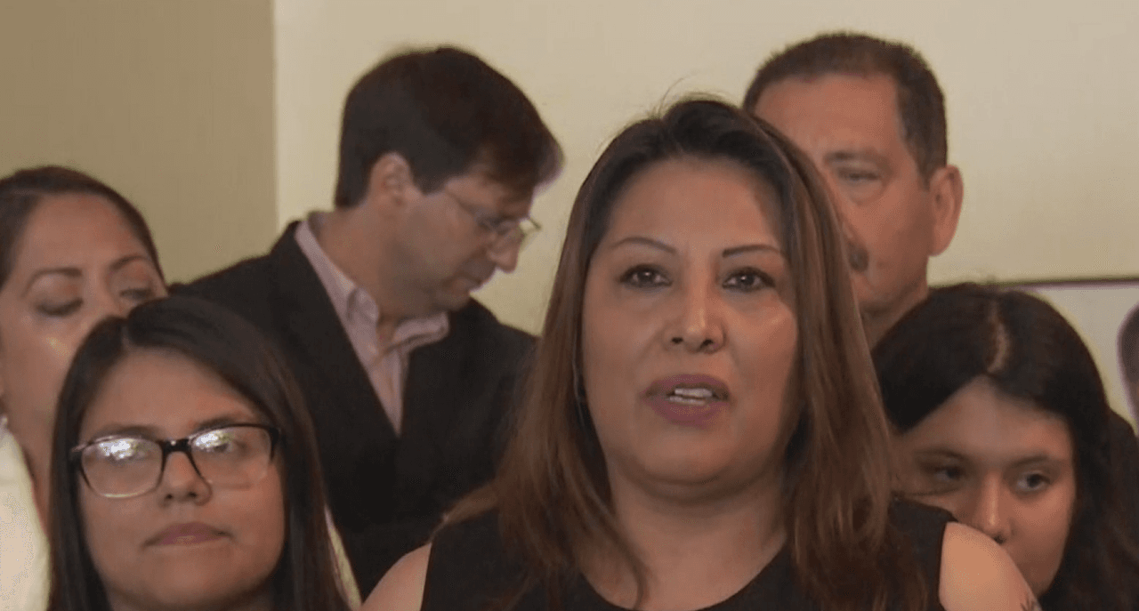 Regresa a casa una inmigrante que se refugió por más de tres años en una iglesia para evitar la deportación