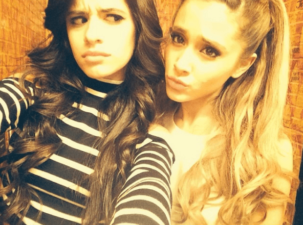 También se la lleva de maravilla con Ariana Grande.