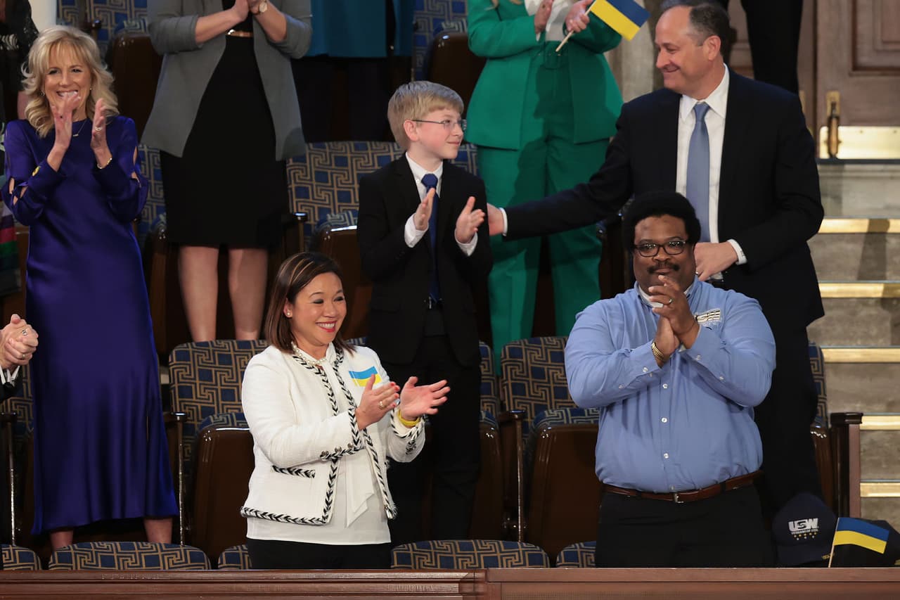 Algunos de los invitados del presidente al discurso: JoJo Burgess (abajo derecha), de la organización de trabajadores del acero New Employee, y Refynd Duro, enfermera de Ohio.
<br>Al centro Joshua Davis, junto al segundo caballero Douglas Emhoff. “En Virginia, conocí a un niño de 13 años llamado Joshua Davis. Tanto él como su papá tienen diabetes tipo 1, lo que significa que necesitan insulina todos los días. La insulina cuesta alrededor de $10 por vial”.
<br>Aseguró que las compañías farmacéuticas cobran a familias como Joshua y su papá hasta 30 veces más.
<br>