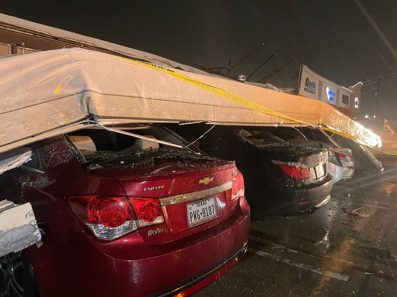 Varios autos de clientes quedaron prácticamente destruidos bajo el techo de este supermercado La Azteca en Little Elm, donde se reportaron fuertes vientos de hasta 70 millas por hora.