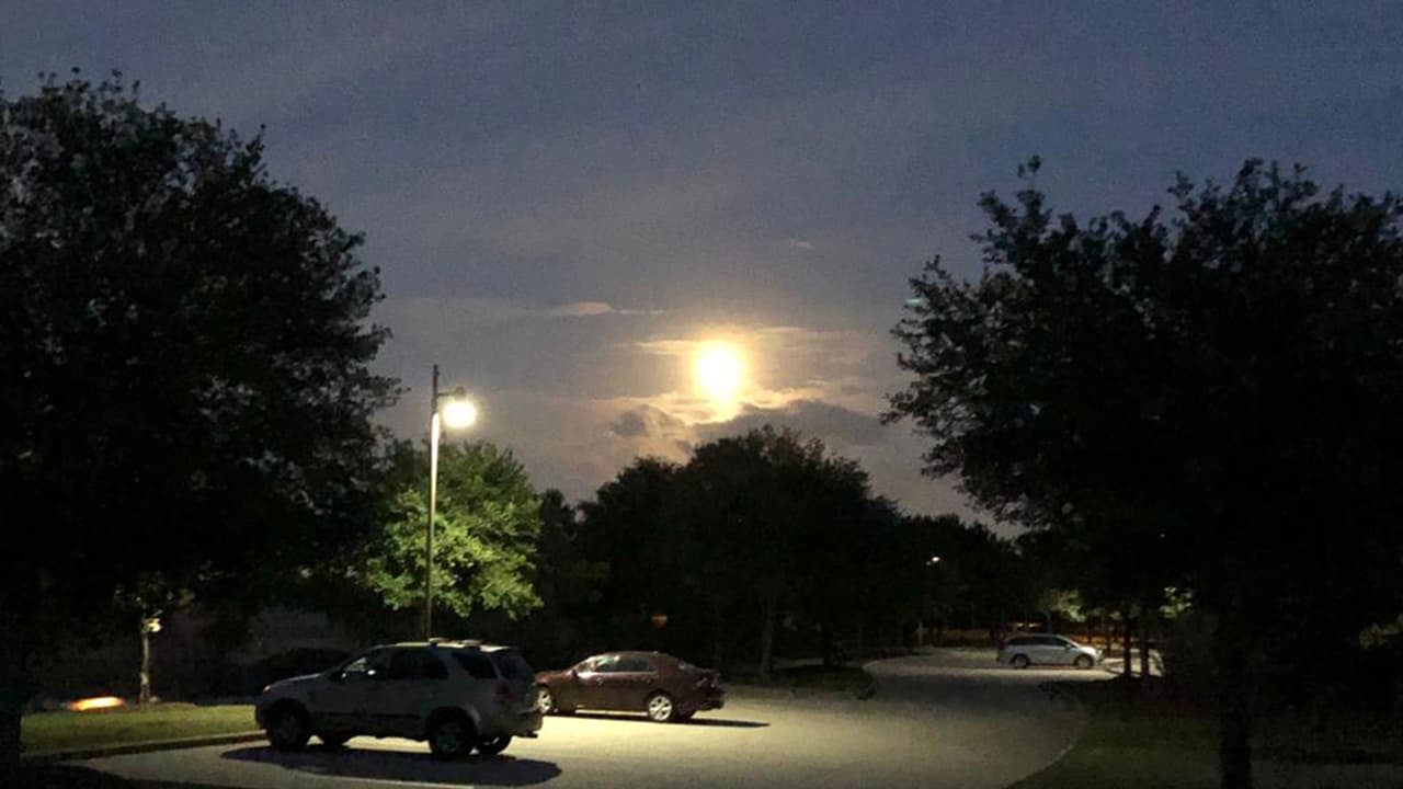 La Superluna es un espectáculo porque permite verla de una manera no común en el año.