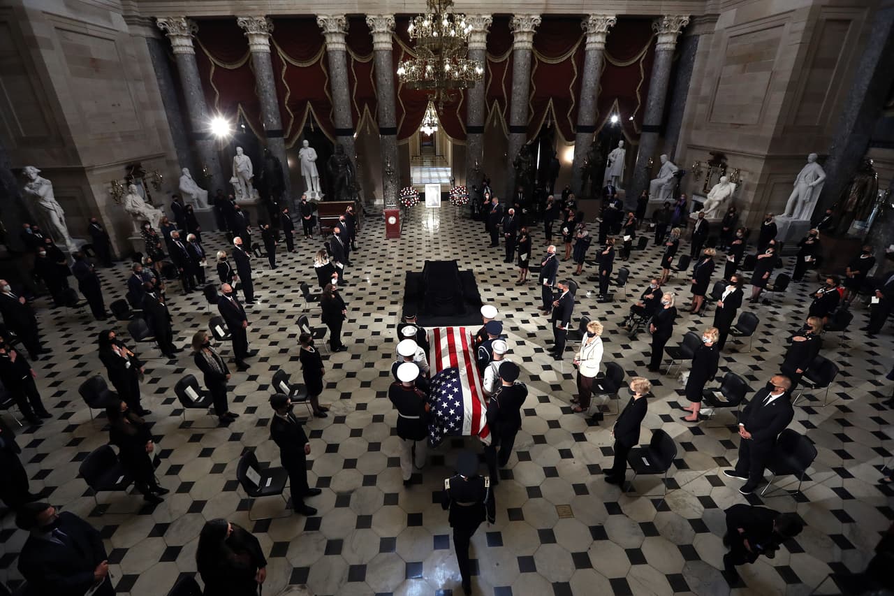 Para recibir los primeros honores de Estado conferidos a una mujer en el Capitolio federal de Washington DC, se escogió colocar el féretro de Ruth Bader Ginsburg en el Salón de las Estatuas.
<br>