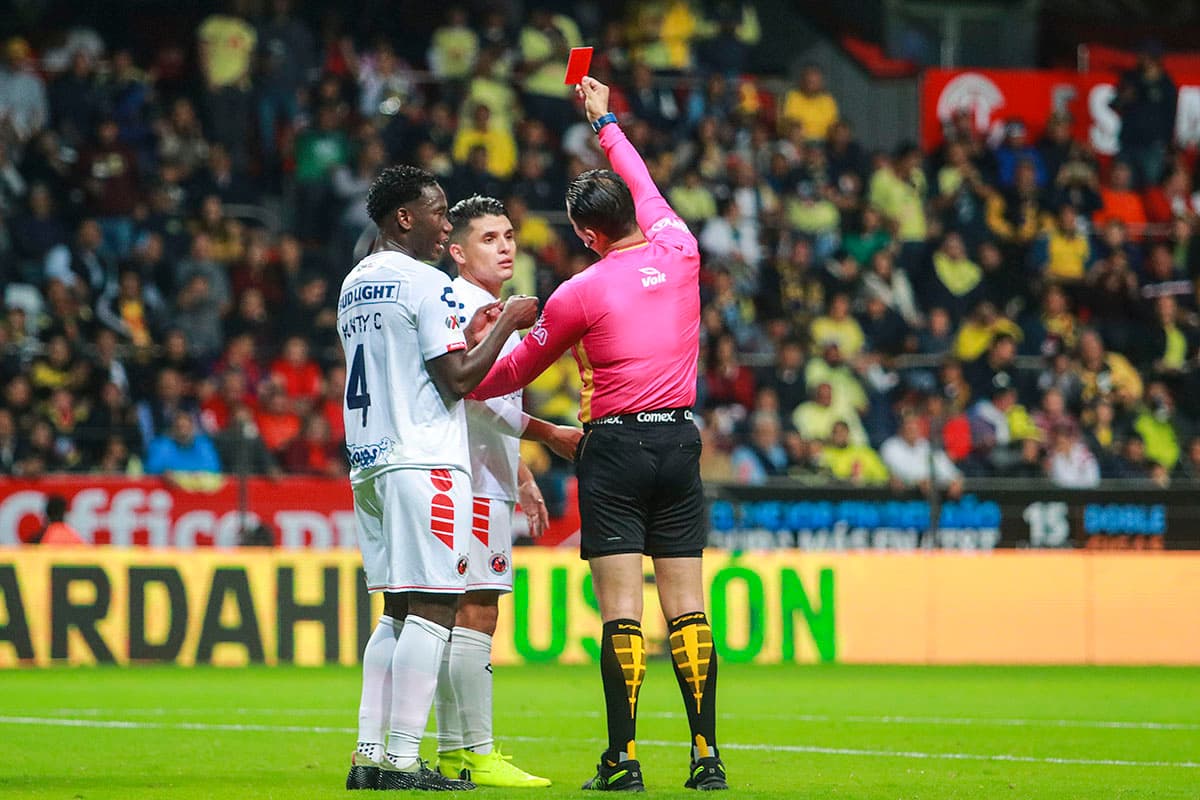 Con el penal sancionado el árbitro expulsó con roja directa a Jesús Paganoni del Veracruz.