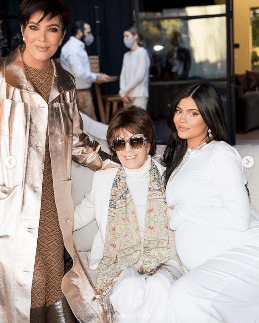 Kylie también abrazó su pancita en una adorable postal familiar junto a su mamá Kris Jenner y su abuela Mary Jo Campbell.
