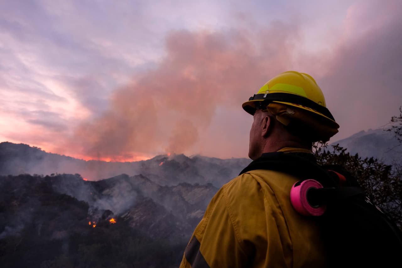Avanza sin control un incendio forestal en el sur de California y hay órdenes de evacuación obligatoria