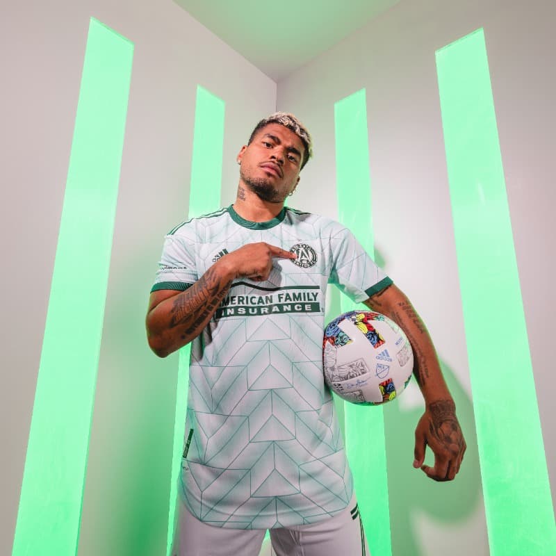 Esta casaca está hecha con material totalmente reciclable, y quiere resaltar el hecho de que en Atlanta hay más bosques y parques urbanos que en cualquier otra ciudad estadounidense.
<br>