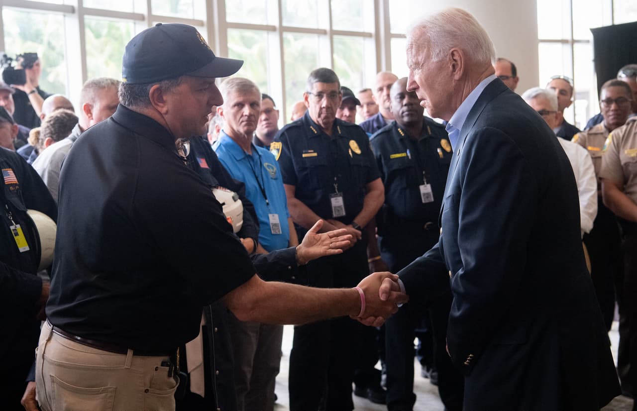 "Esto es de vida o muerte", dijo Biden en una sesión informativa de los funcionarios sobre el colapso. "Podemos hacerlo, el simple hecho de que todos hagan lo que hay que hacer, marca la diferencia". En la fotografía el mandatario junto a Jimmy Patronis,
<a href="https://www.myfloridacfo.com/division/cfo/"><u>jefe de finanzas y jefe de Bomberos del Estado</u></a>.