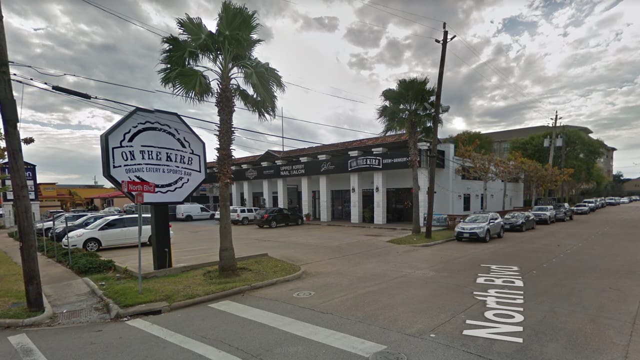 On The Kirb es un lugar innovador porque combina la emoción de un sport bar con la comida sana. En este local ofrecen un menú con ingredientes orgánicos lo que lo hace único en Houston. Está ubicado en la cuadra 5004 Kirby Dr, en el centro de la ciudad.