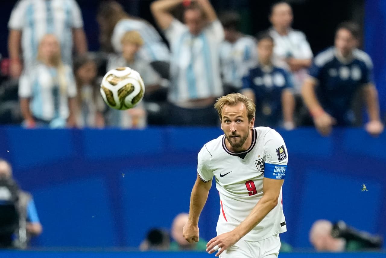 Harry Kane busca el balón.