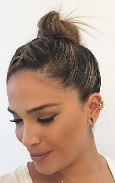 Una manera muy original de combinar una trenza con un chongo.