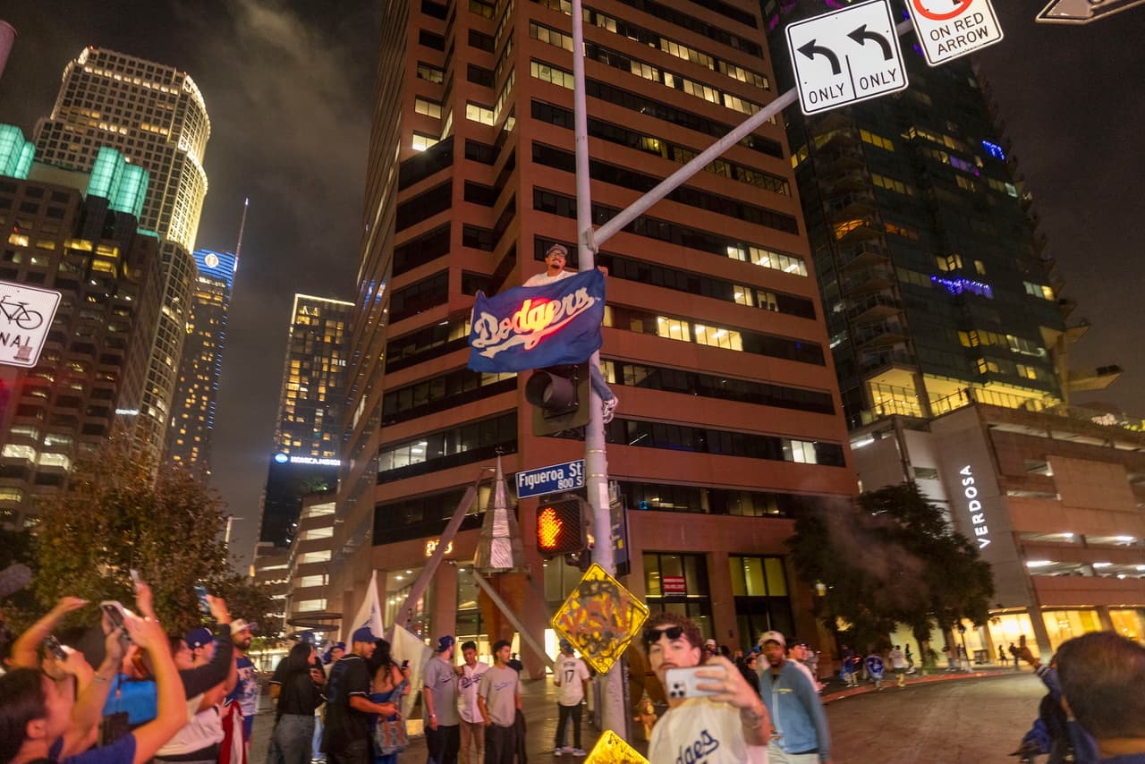 En Echo Park y Sunset Boulevard,
<b>grandes multitudes continuaron los festejos pese a las advertencias,</b> mientras los bomberos atendían varios reportes de incendios menores y daños a la propiedad.