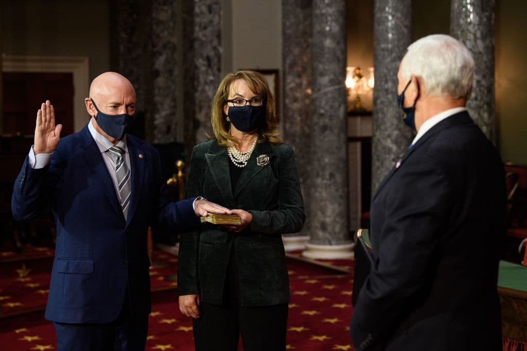 El senador demócrata por Arizona, el exastronauta Mark Kelly (izquierda), con su esposa, la exrepresentante por Arizona, Gabby Giffords, es juramentado por el vicepresidente Mike Pence (derecha), este 2 de diciembre de 2020.
