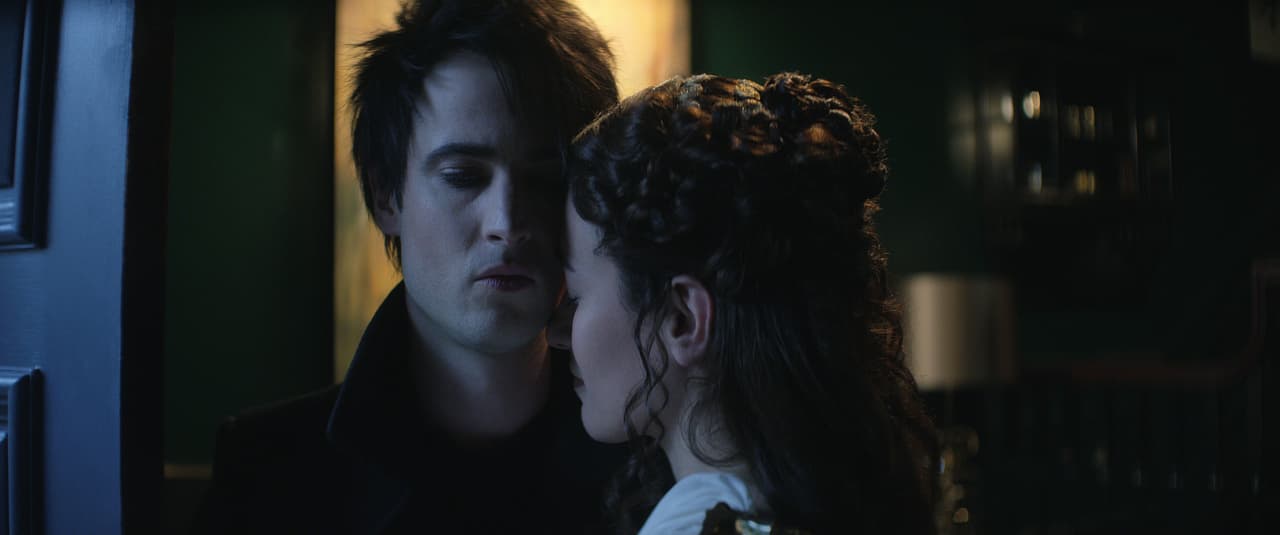Tom Sturridge como Morfeo y Melissanthu Mahut como Calíope.