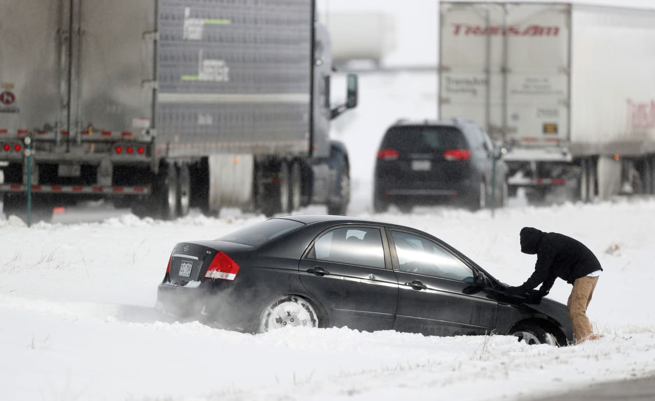 Más de 85,000 casas y negocios se quedarán sin electricidad de manera intermitente desde Luisiana hasta Virginia Occidental. El 29 de octubre las nevadas otoñales afectaron algunas ciudades de Colorado, donde algunos autos quedaron atascados en la nieve.