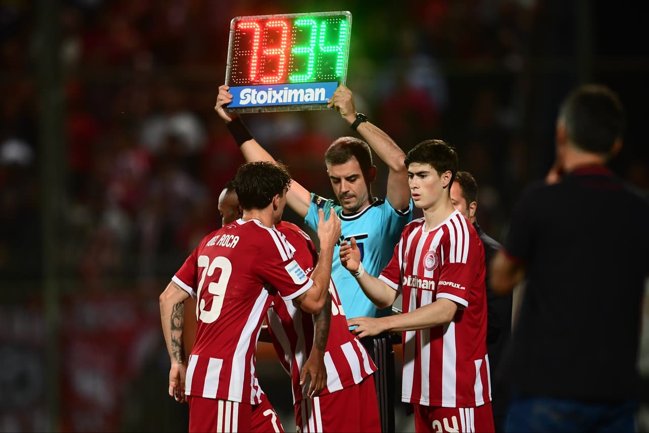 Hormiga González tiene fatal falla en debut con el Olympiacos en Grecia