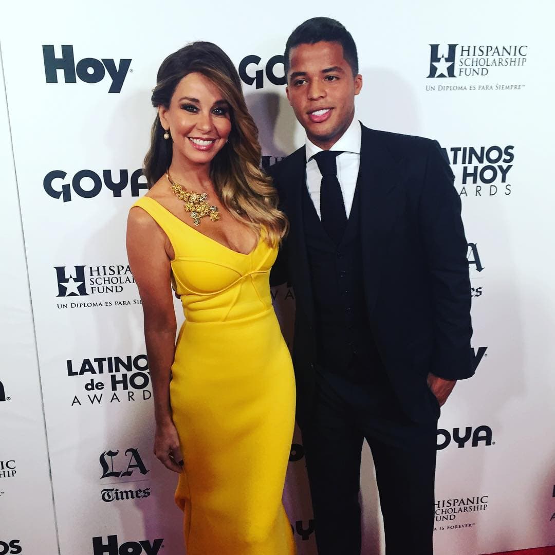 OMG! Con ese vestidito amarillo la sensual Myrka dejó sin palabras a Giovani dos Santos, miren lo nervioso que se puso.