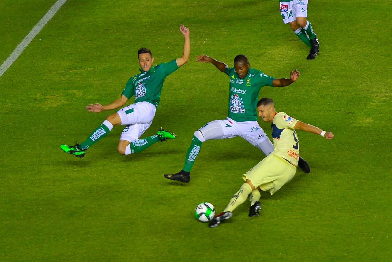 En el primer cuarto de hora las Águilas del América estaban encimando a los Esmeraldas del León.
