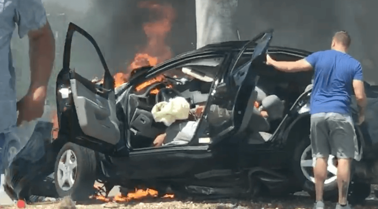 La conductora quedó atrapada entre el asiento y la bolsa de aire del auto.