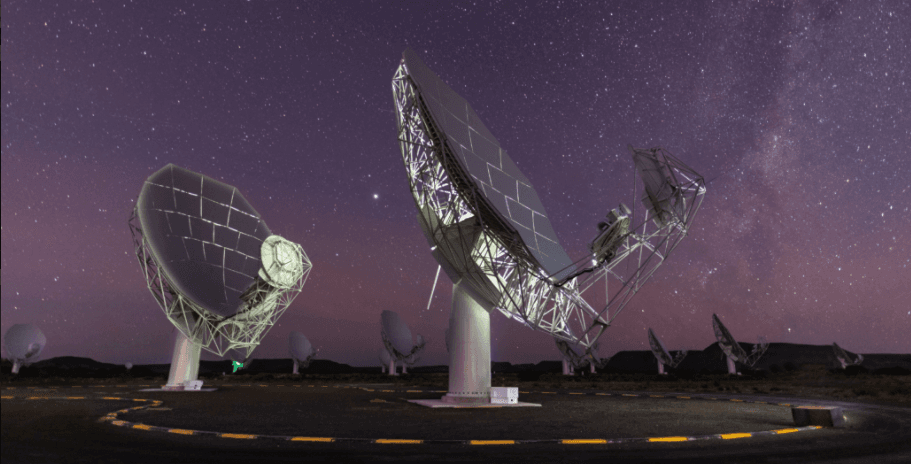 El radiotelescopio MeerKAT de alta sensibilidad y situado en Sudáfrica, fue clave en el hallazgo de las ondas de radio provenientes del centro de la Vía Láctea.