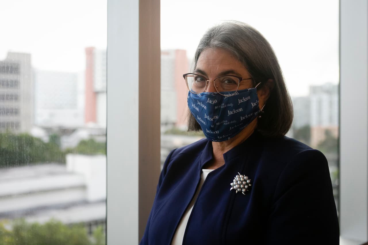 “En estos momentos la demanda de la vacuna es mucho mayor que el suministro existente que el Condado de Miami-Dade recibe del gobierno estatal y federal. Le pedimos que sea paciente mientras nos esforzamos por atender a todos los que se inscriban”, dice el comunicado del condado Miami-Dade.
<br>