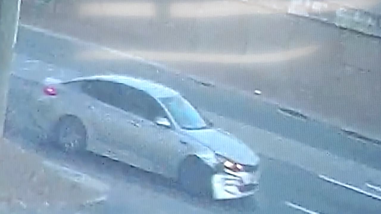 El vehículo Kia Optima tiene daños en la parte frontal del lado del pasajero y también tiene puesta una llanta de repuesto.