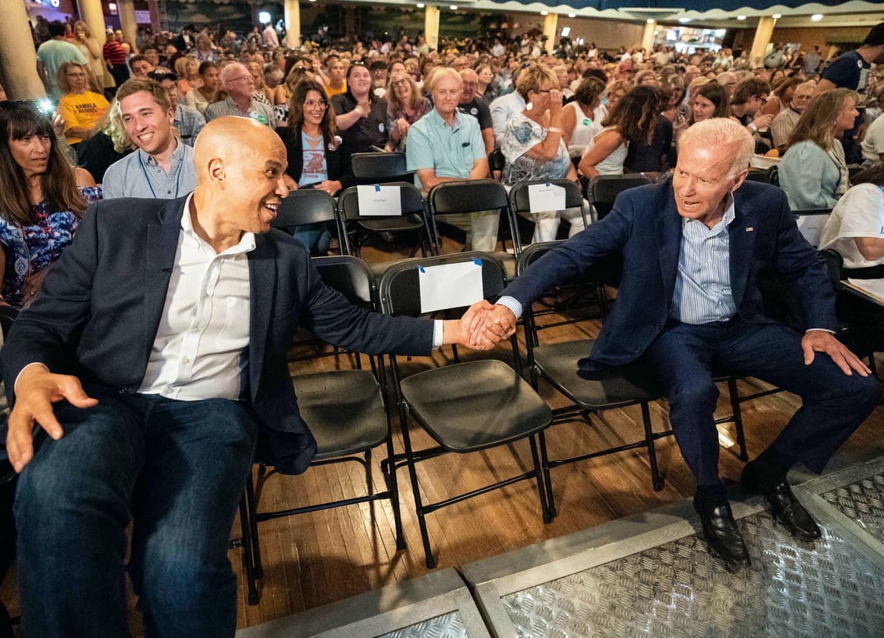 <b>Cory Booker:</b> "La respuesta al odio y la división es retomar nuestro espíritu de tener un propósito común. Joe Biden no solo ganará, también demostrará que es más lo que nos une que lo que nos divide",
<a href="https://www.univision.com/noticias/elecciones-en-eeuu-2020/joe-biden-sigue-sumando-apoyos-el-senador-cory-booker-respalda-su-candidatura-por-la-nominacion-democrata">escribió el senador por Nueva Jersey en Twitter el 9 de marzo</a>.