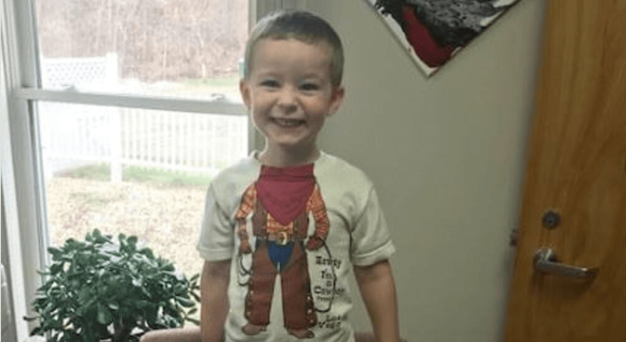 Niño de 3 años que fue abandonado con su perro en un cementerio está sano y salvo