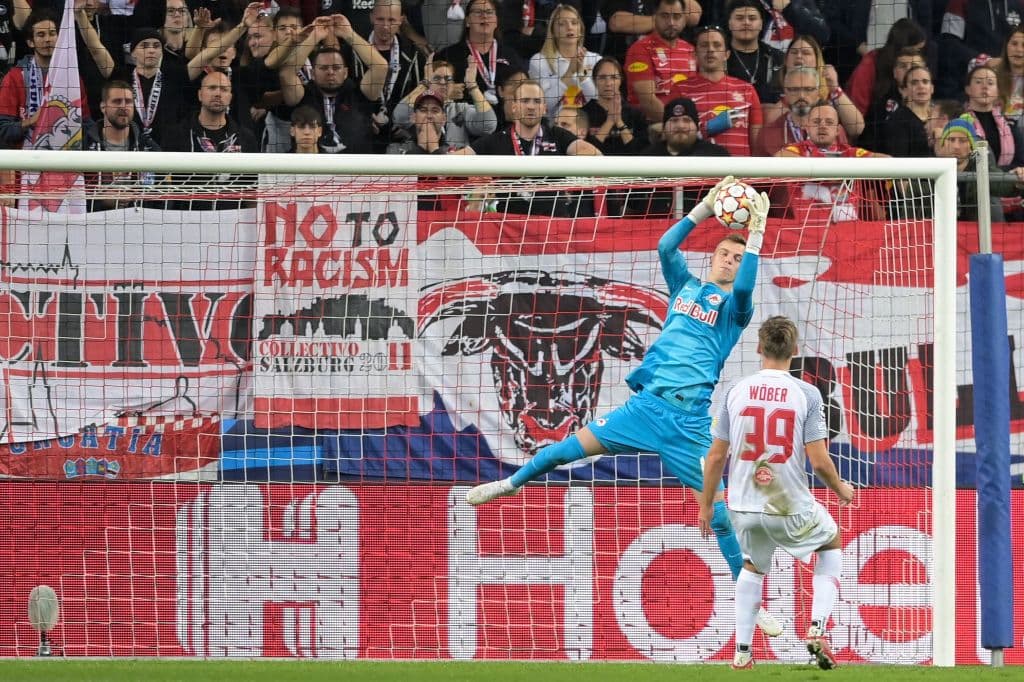 RB Salzburg se impone ante el Wolfsburg 3-1 durante la tercera fecha de la UEFA Champions League. Karim Adeyemi abrió el marcador para los locales a los pocos minutos del encuentro, pero Lukas Nmecha igualaba las cosas al 15’. Ya en la segunda mitad Noah Okafor, con doblete, aseguró el triunfo.