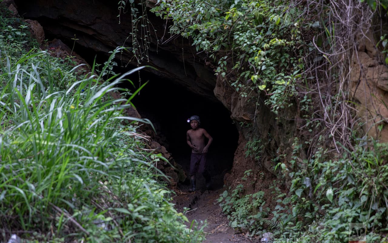 Los expertos señalan que cuanto más tiempo se suspenda su educación, es menos probable que los niños regresen a la escuela, por lo que todo
<b>puede ser oportunidades laborales reducidas de por vida, menores ingresos potenciales y una mayor probabilidad de pobreza y embarazo precoz.</b>
<br>
<br>Andrés Gómez, de 11 años, sale de la mina de ámbar donde trabaja cerca de la comunidad de Jotolchen II en el estado de Chiapas, México. El niño trabaja en la mina con la esperanza de encontrar una pieza de ámbar por la que un intermediario podría pagarle entre
<a href="https://www.univision.com/temas/dinero">1 y 5 dólares</a>, pero lo que realmente quiere es “aprender a leer y escribir”, dijo.