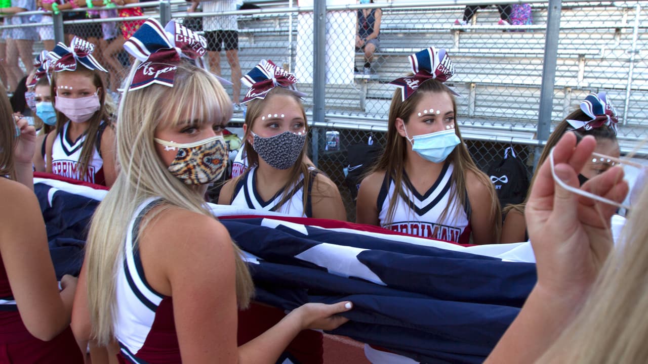 Pedimos que tengan en cuenta que al usar una máscara estás apoyando a todos los atletas y ayudándonos a volver a una especie de normalidad, fue parte del mensaje de los estudiantes a sus padres durante un partido de fútbol americano.