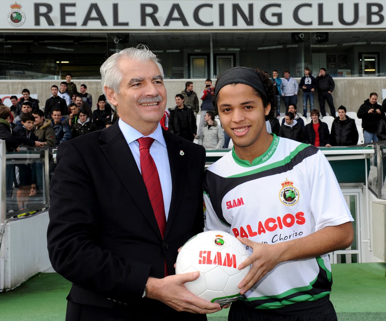 En el 2010 el Racing de Santander consiguió la cesión del mexicano que en Inglaterra y Turquía no había podido brillar, en gran parte por las lesiones.