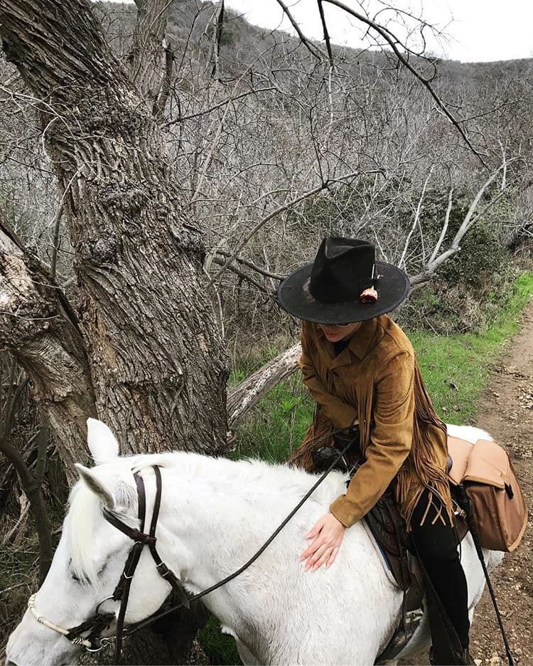 La yegua fue un obsequio de dos ejecutivos de la disquera con la cual está firmada, Interscope Records.
<br>