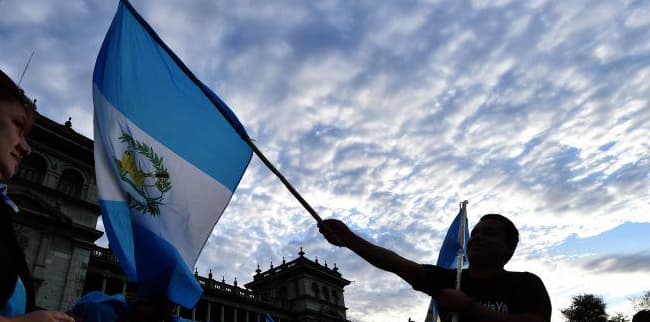 Guatemaltecos exigen destitución de cónsul en Los Ángeles por corrupción