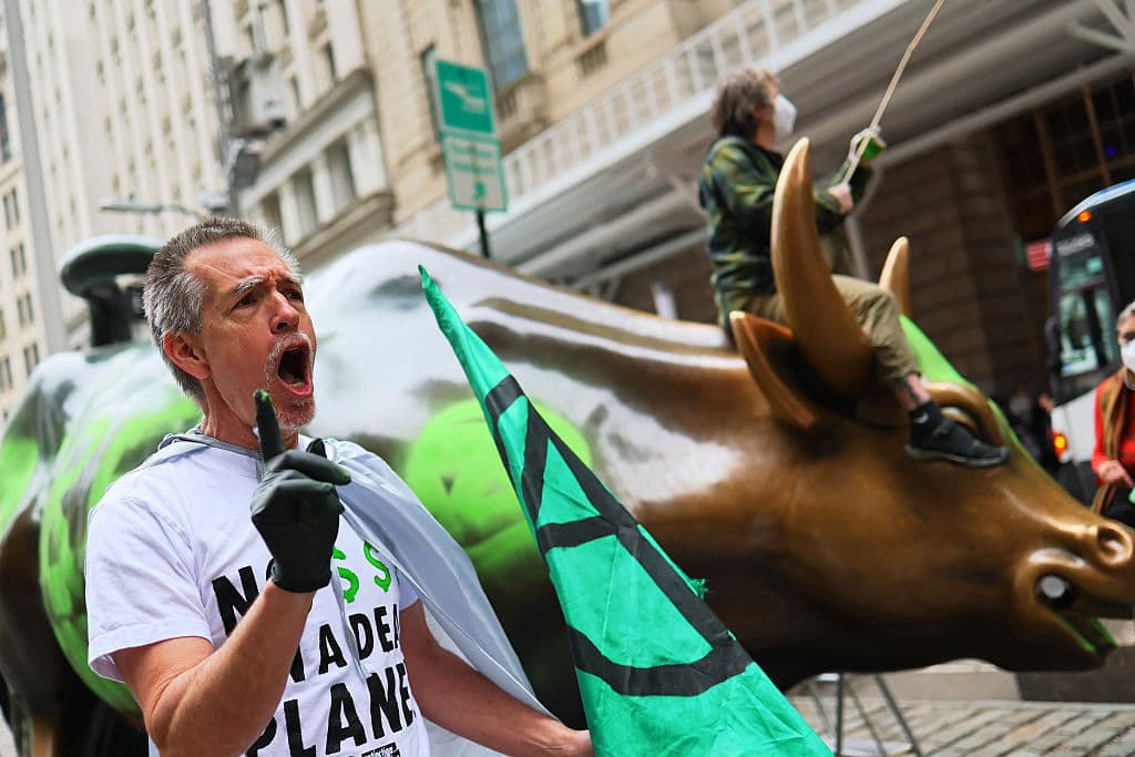 Esta protesta coincide con la celebración del Día de la Tierra 2025, una fecha establecida para crear conciencia sobre los desafíos ambientales globales.