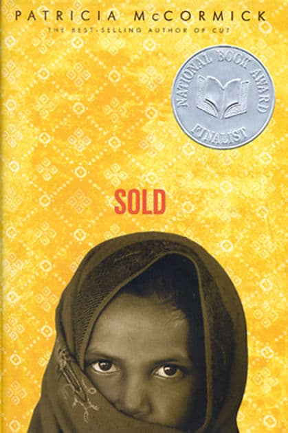 "Sold" de Patricia McCormick, cuenta el relato desgarrador de una joven que le robaron su infancia al ser víctima de esclavitud sexual. Con detalles precisos relata el terror y desconcierto de la chica que finalmente encuentra la fuerza para triunfar.