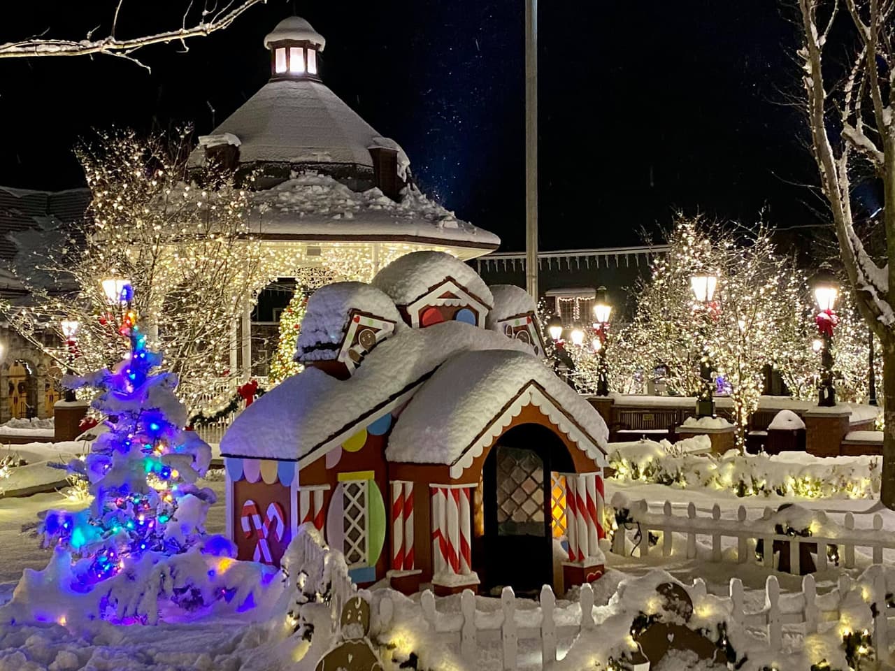 <b><a href="https://maps.app.goo.gl/u66SrKfNa3zEbaBw8" target="_blank">Número 7: Ligonier</a></b>. Si deseas una escapada navideña nevada, visita Ligonier en Laurel Highlands de Pensilvania. Trae a tus hijos a ver a Santa. Puedes comprar en el mercado navideño de Ligonier Country y disfrutar de la decoración de la pintoresca ciudad.