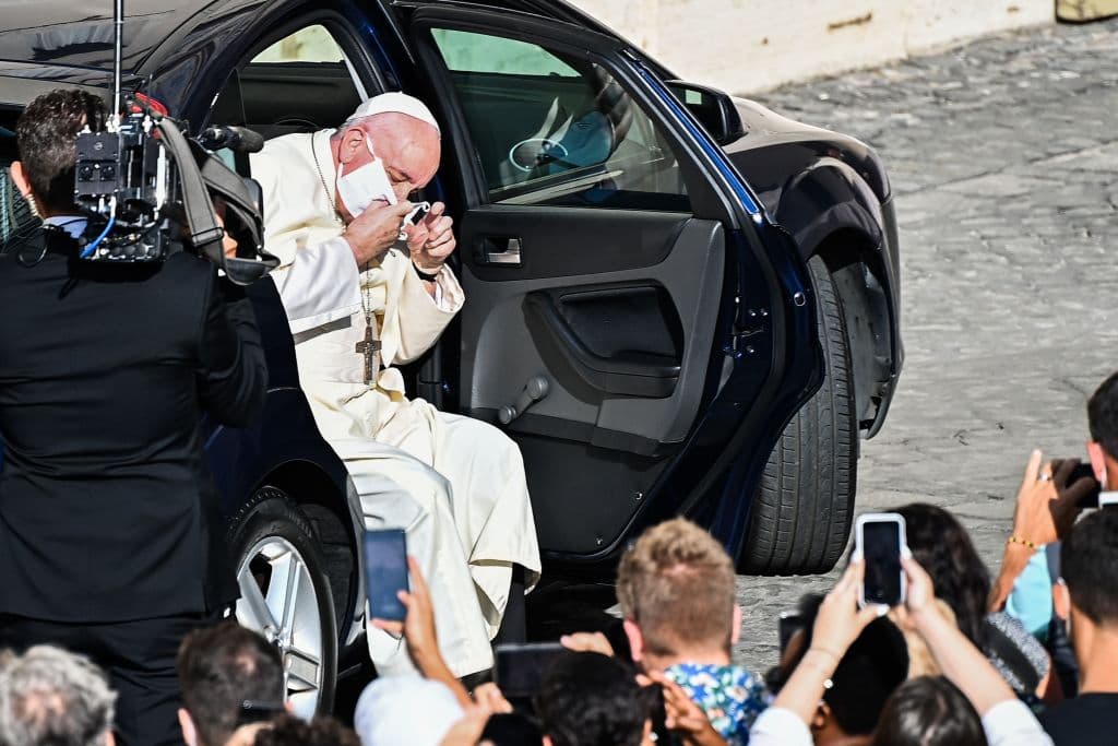 El Papa Francisco con una mascarilla cuando llega en automóvil para celebrar una audiencia pública limitada en el patio de San Dámaso en el Vaticano el 9 de septiembre de 2020 durante la pandemia de coronavirus.