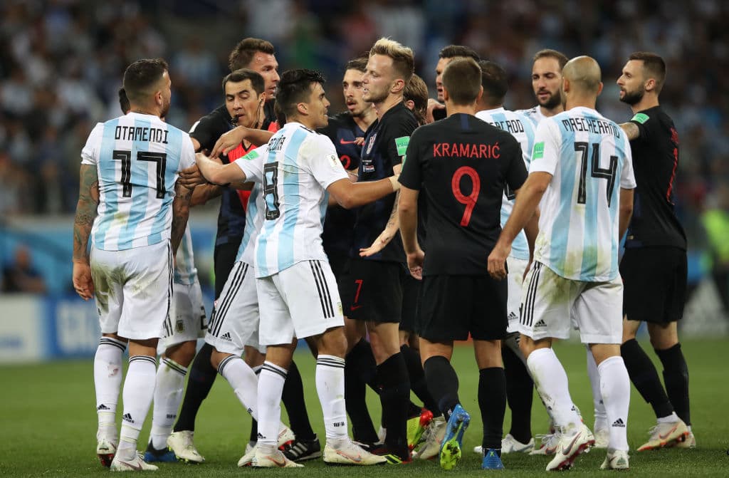 Producto de la frustración acumulada a lo largo de los 90 minutos, los argentinos empezaron a perder la compostura y a caer en las agresiones y patadas de mala leche sobre los balcánicos.