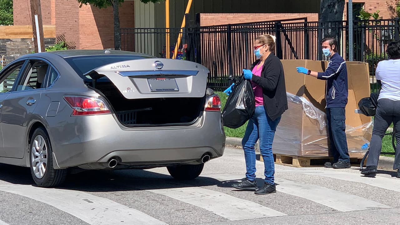 Houston ISD cierra varios sitios de comida gratis debido a que nadie o muy poca gente acude