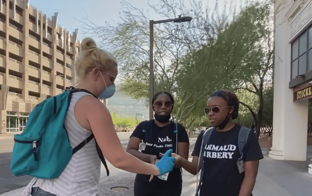 Voluntarios al pasar ofrecían desinfectante para manos.
<br>