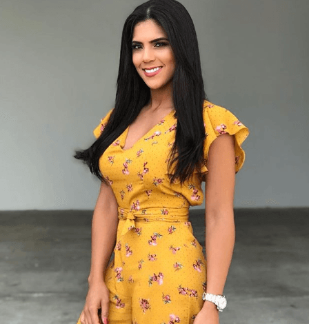 El amarillo mostaza es un tono de los tonos que son tendencia este año. Las flores le dan un toque coqueto sin que pierda el protagonismo.