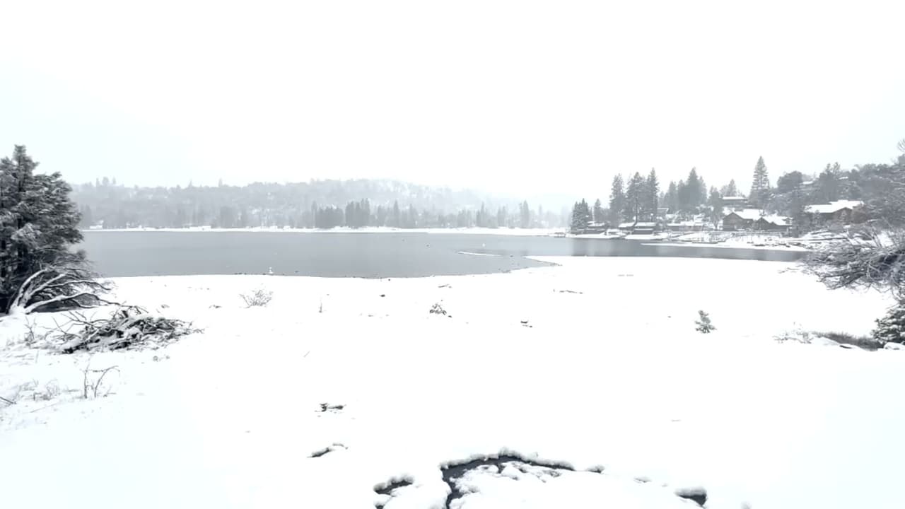 Así se vio la nieve desde Oakhurts, una zona cercana al Parque Nacional de Yosemite y a la Sierra Nevada.