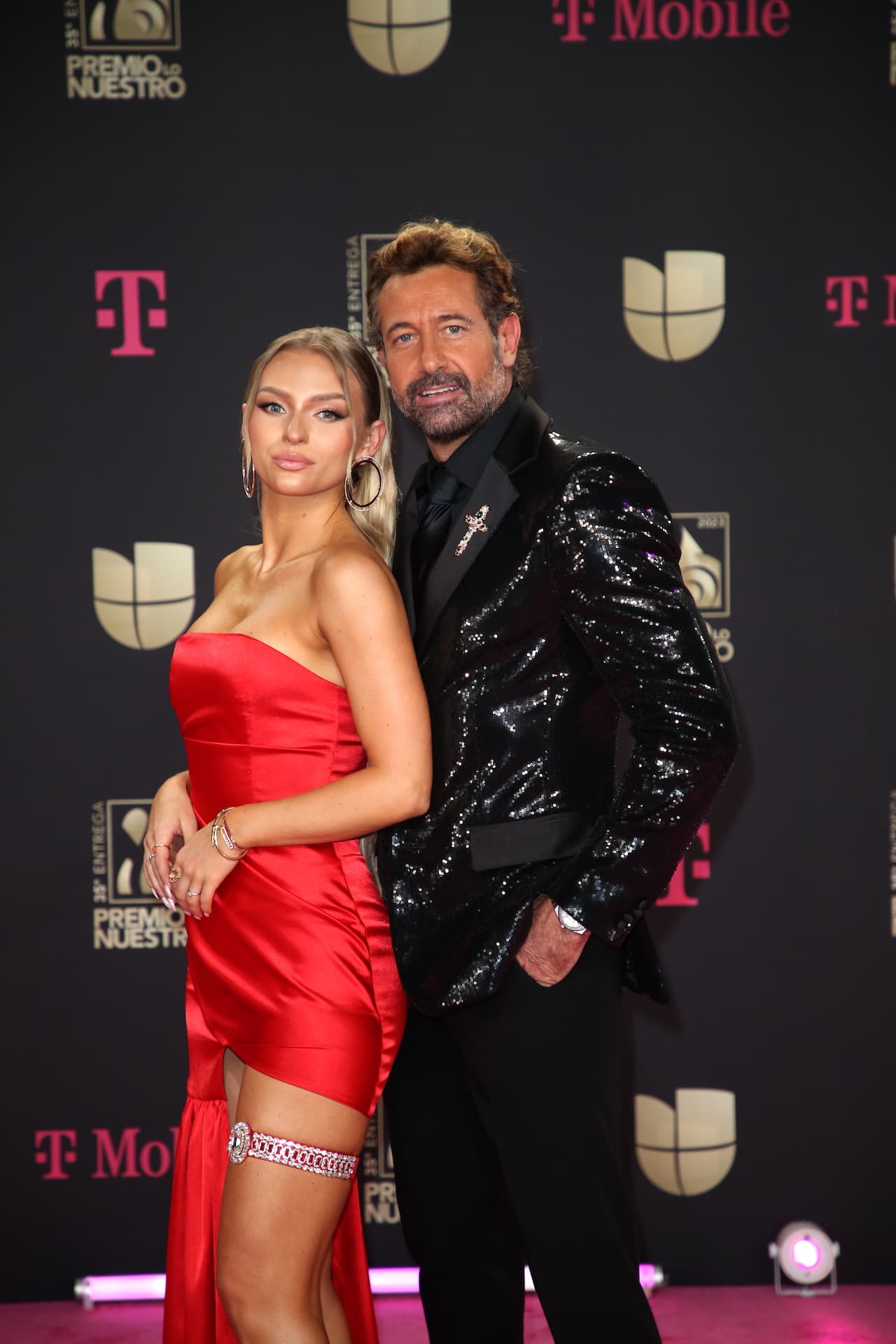 Premio Lo Nuestro 2023: Gabriel Soto e Irina Baeva en la alfombra magenta