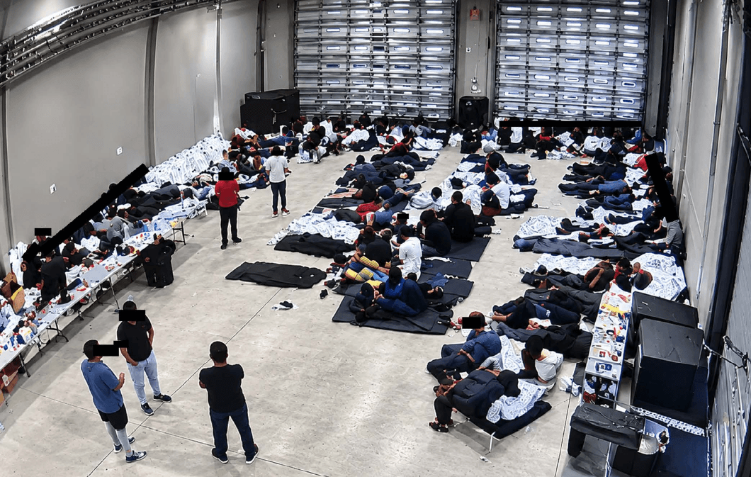 Hacinamiento, sin camas, sin baños y rodeados de basura: las condiciones inhumanas en el centro de procesamiento de ICE de Miramar, Florida