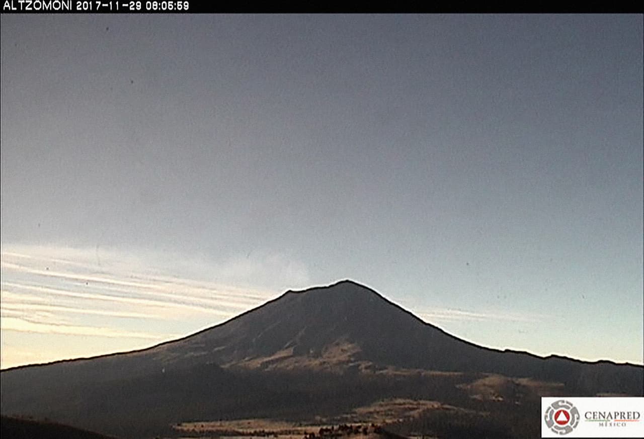 <b>29 de noviembre de 2017.</b> "En las últimas 24 horas, por medio de la red de monitoreo del volcán Popocatépetl
<b>,</b> se identificaron 48 exhalaciones de baja intensidad y un evento de tipo volcanotectónico registrado por la tarde de ayer a las 16:38 hrs, con una magnitud de Mc=1.4. Durante la noche se observó ligera incandescencia sobre el cráter, misma que aumentaba en algunos momentos debido a la ocurrencia de exhalaciones".