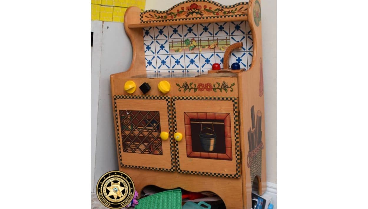 Esta es la cocina de juguete involucrada en la muerte de Briella Holmes, una niña de 3 años que quedó atrapada mientras jugaba.