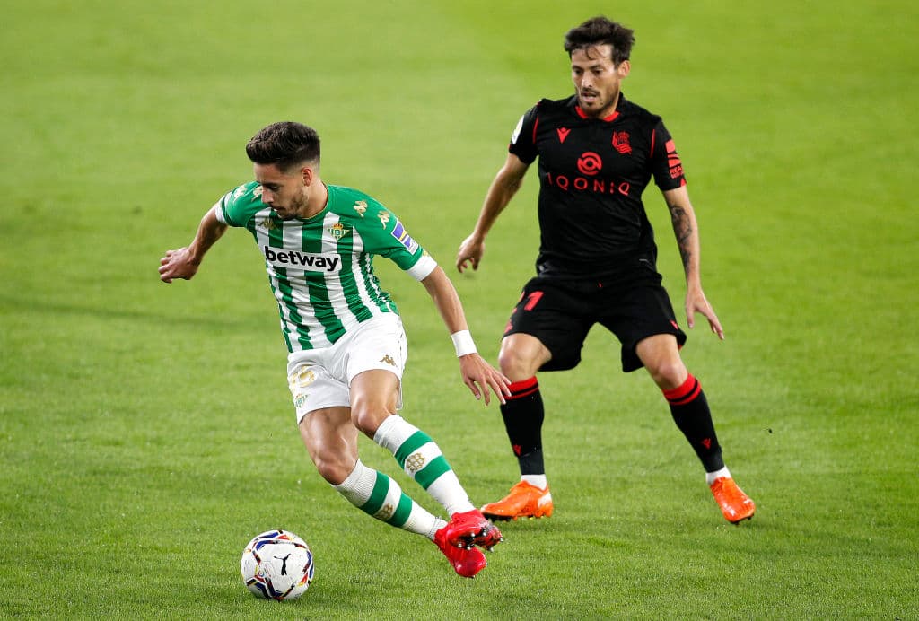 Remate de Oyarzabal rechazado.