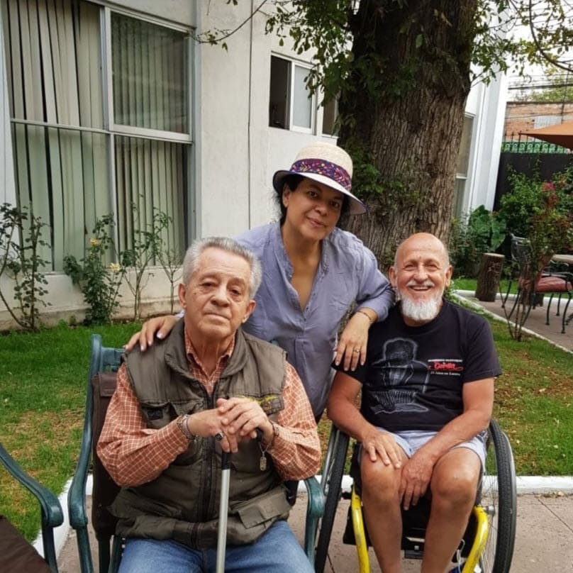 "No podemos recibir visitas por el momento, ni tampoco podemos salir sin ninguna justificación real", explicó a El Universal.
<br>