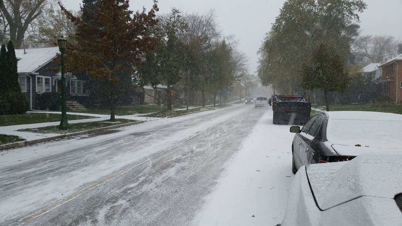 La Ciudad de los Vientos se pintó de blanco este viernes con la primera nevada del año que dejó un poco de acumulación en las calles y nos regaló fotos que parecen salidas de una postal.