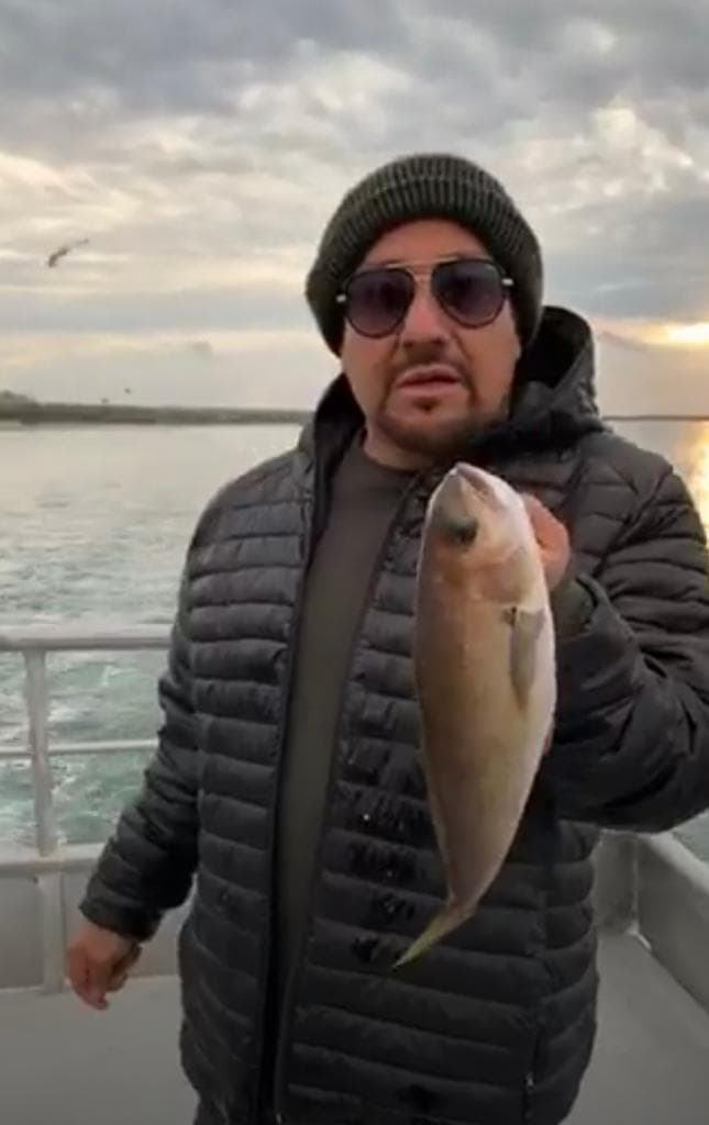 De all铆 pas贸 a Channel Island, en Europa, y hasta batall贸 como nunca en su vida para lograr agarrar un pescado.